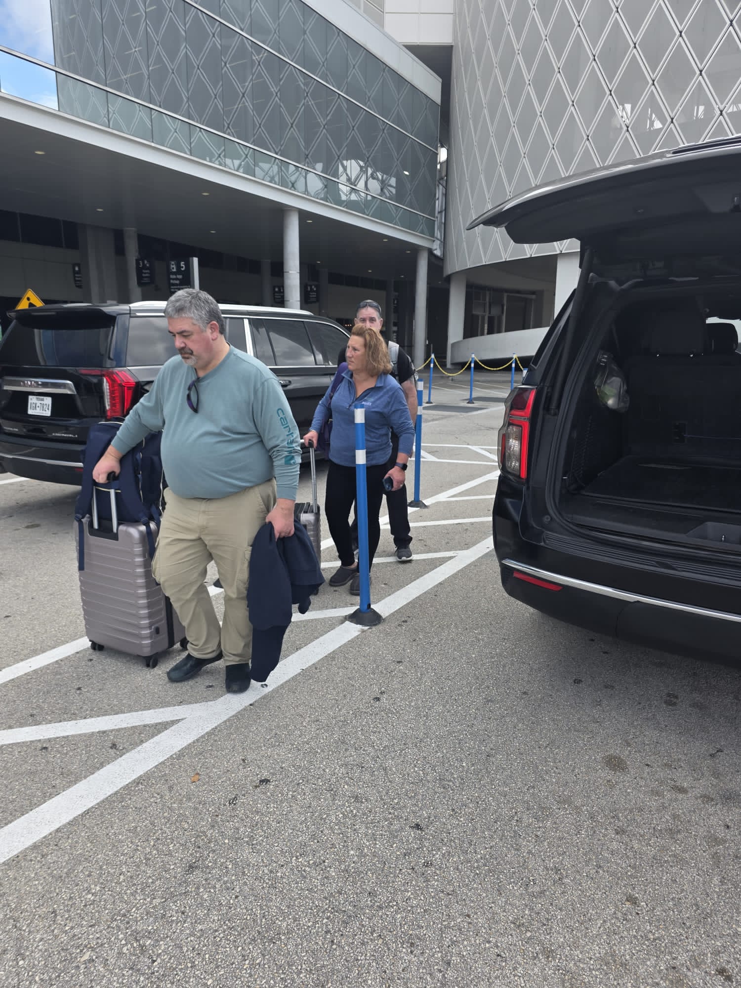 Uber vs Shuttle from Hobby Airport to Galveston Cruise Port (2026 Complete Comparison) 3 Luggage Comparison